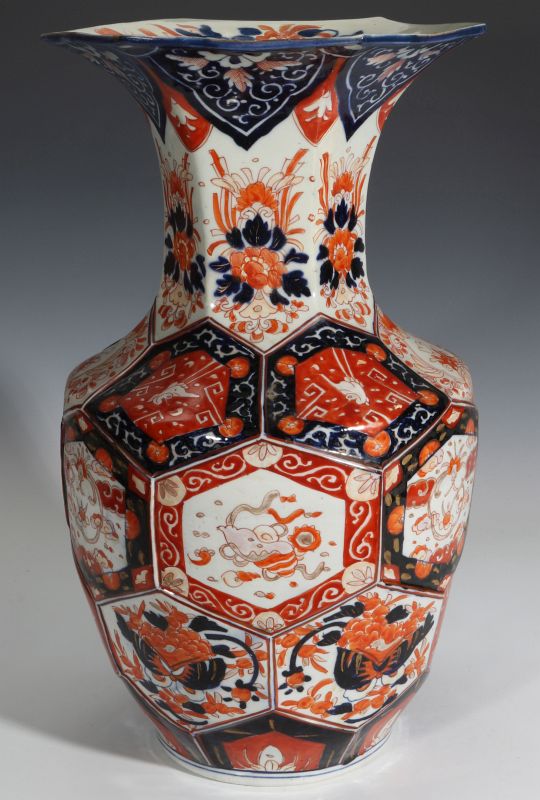 A LARGE, UNUSUAL 19TH CENT IMARI PORCELAIN VASE