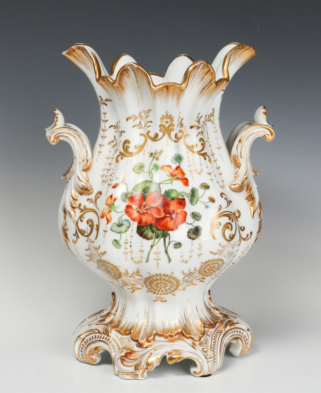 A 19TH CENTURY OLD PARIS ROCOCO PORCELAIN VASE