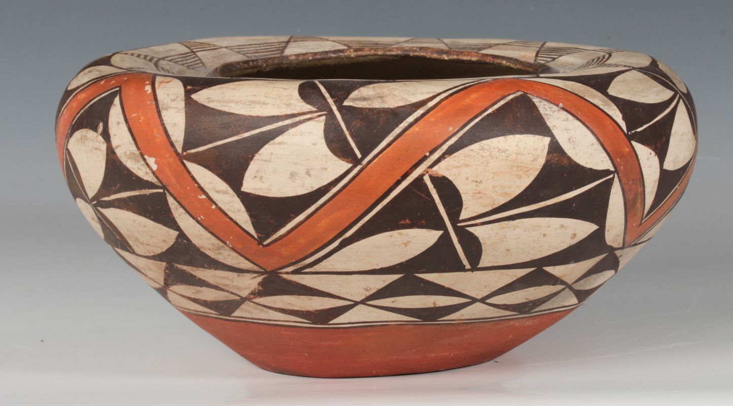 AN EARLY 20TH CENTURY ACOMA POTTERY SEED JAR