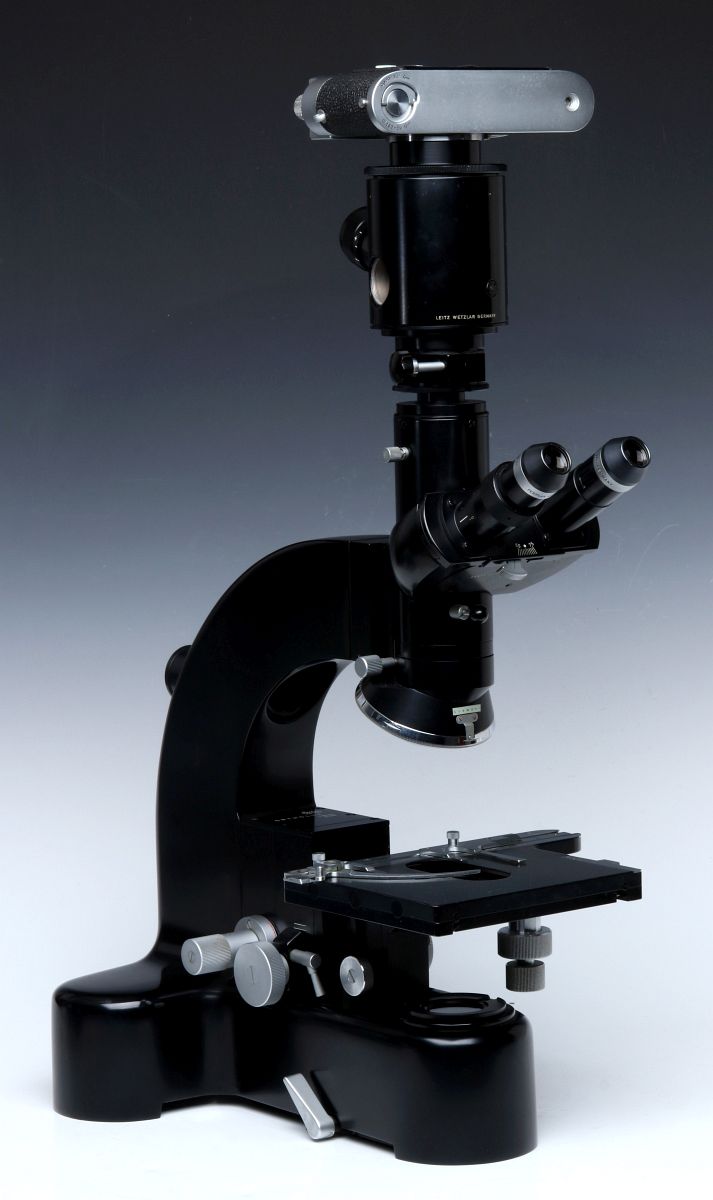 A LEITZ TRINOCULAR MICROSCOPE WITH LEICA MD CAMERA