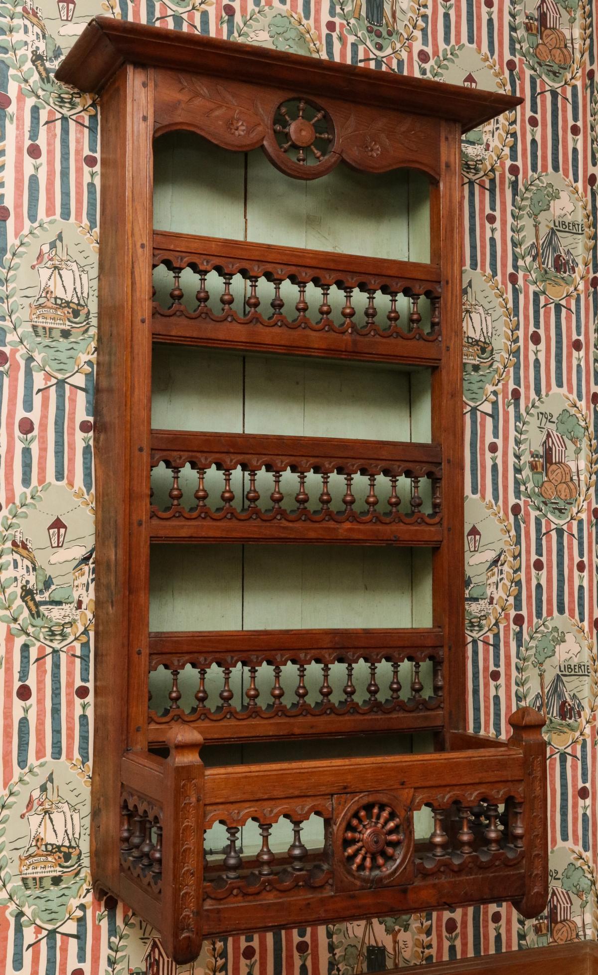 A SCARCE 19TH C. FRENCH BRETON HANGING SPINDLED SHELF