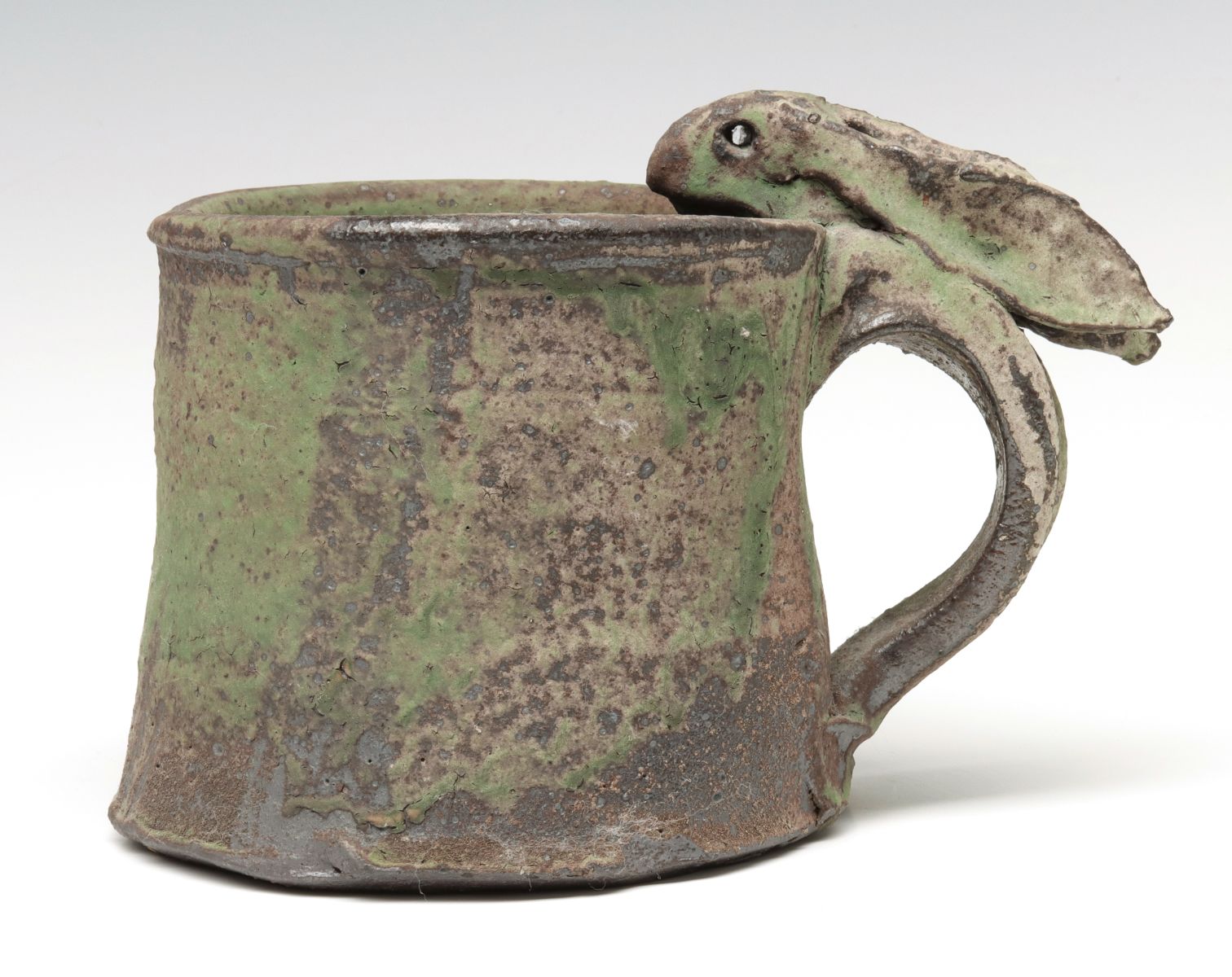 KEN FERGUSON (1938-2005) HARE HANDLE STONEWARE CUP