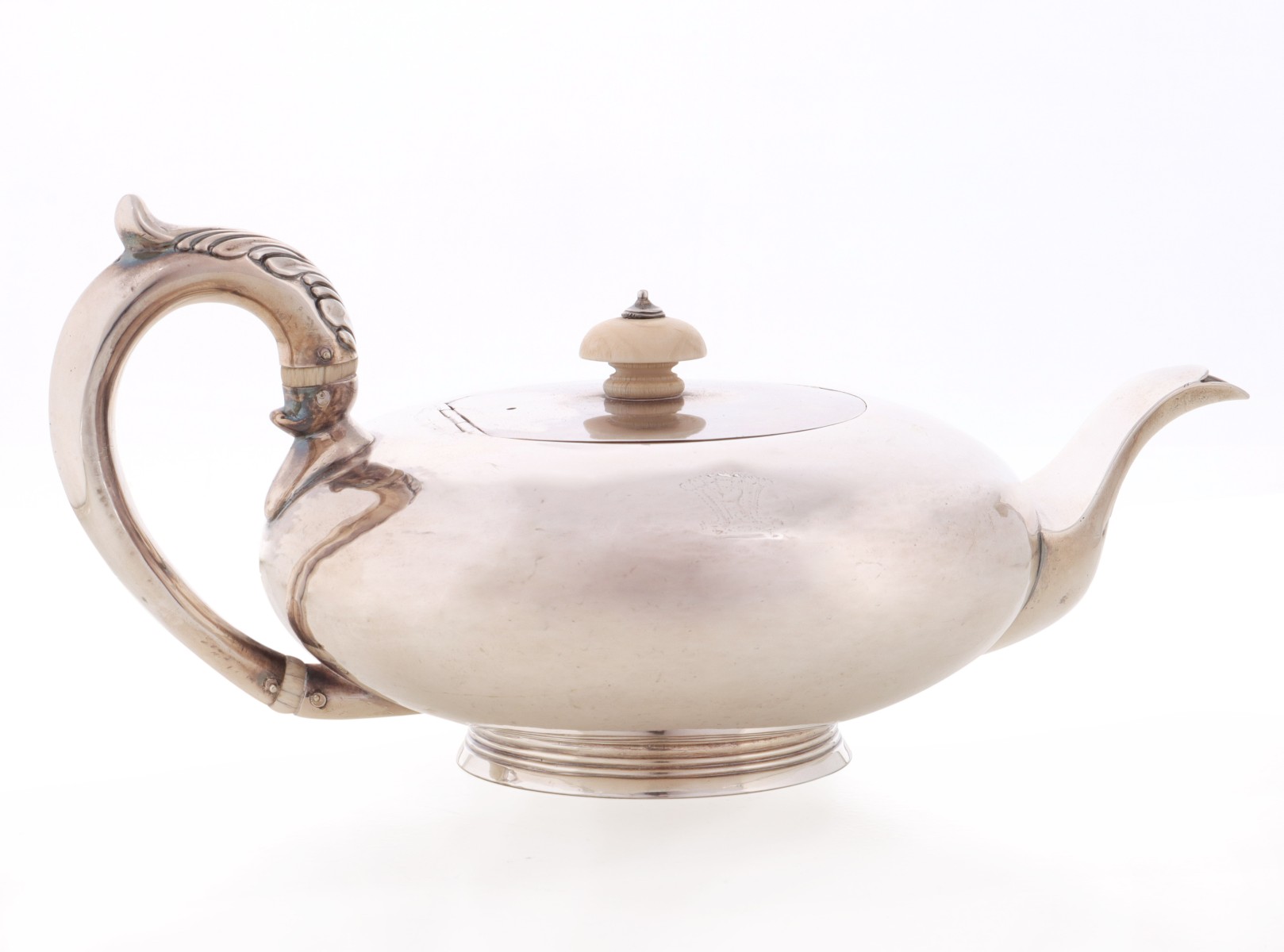 A LONDON 1786 STERLING SILVER TEAPOT