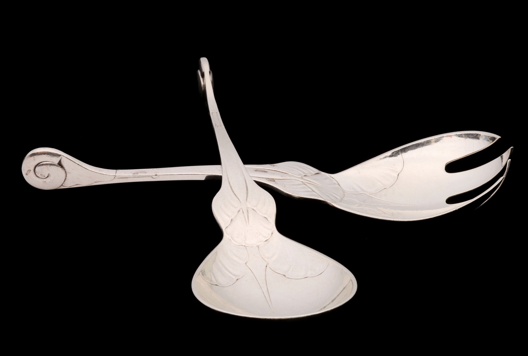 A TWO PIECE GEORG JENSEN SNAIL PATTERN SERVING SET