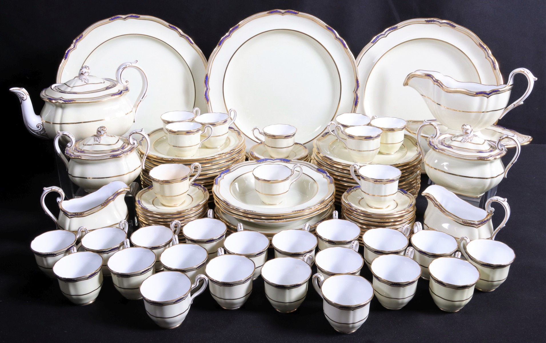 A 330 PIECE SPODE SUTHERLAND BONE CHINA DINNER SERVICE