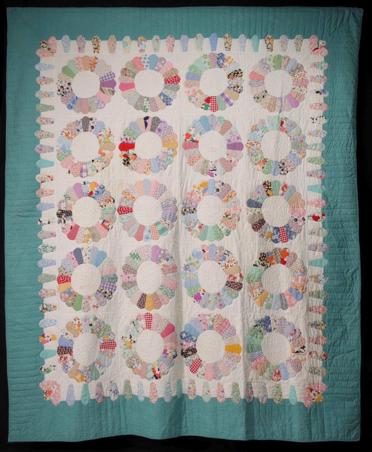 A PIECED AND APPLIQUÃ‰D DRESDEN PLATE QUILT