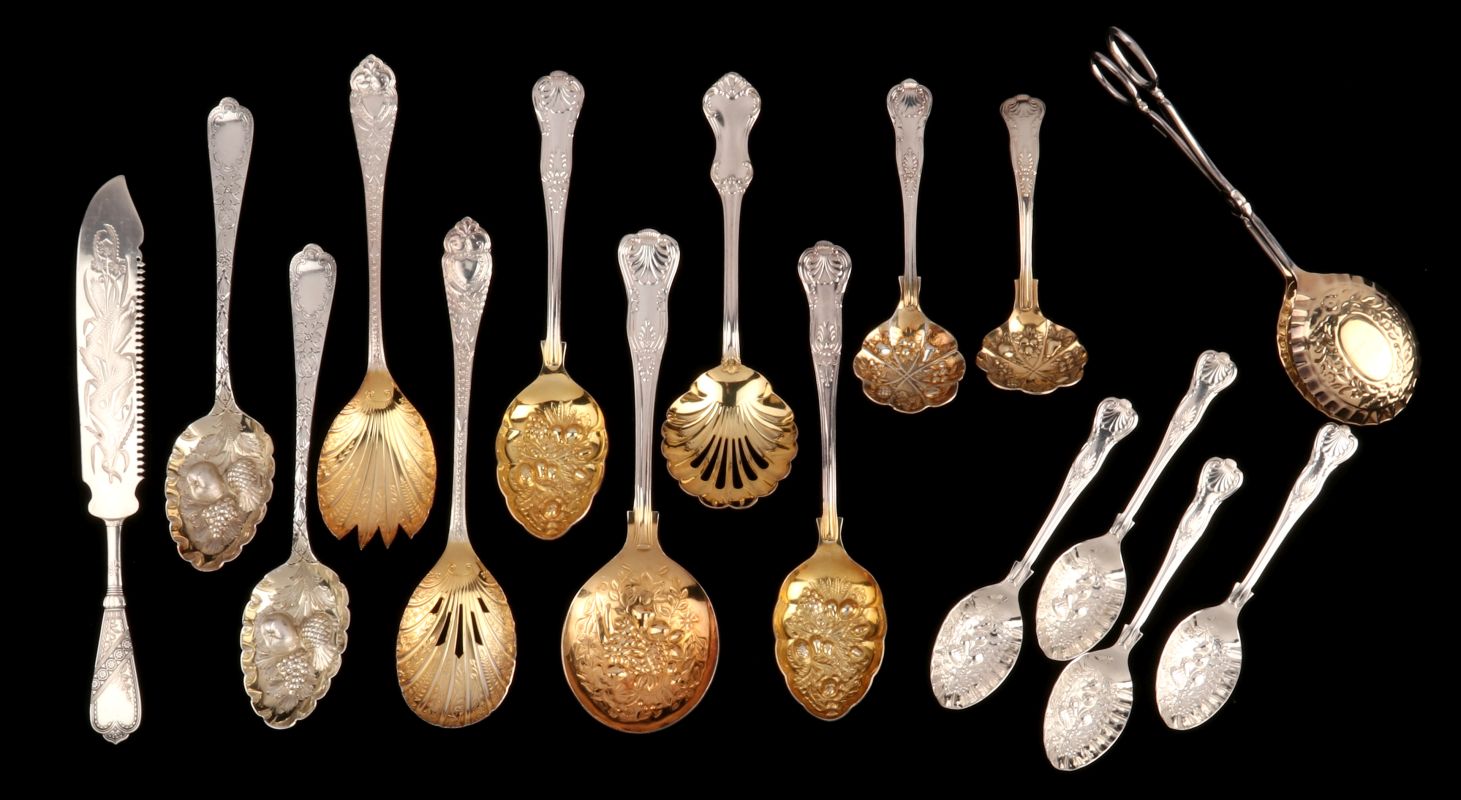 A COLLECTION OF 20TH C. GEORGIAN STYLE FRUIT SPOONS 