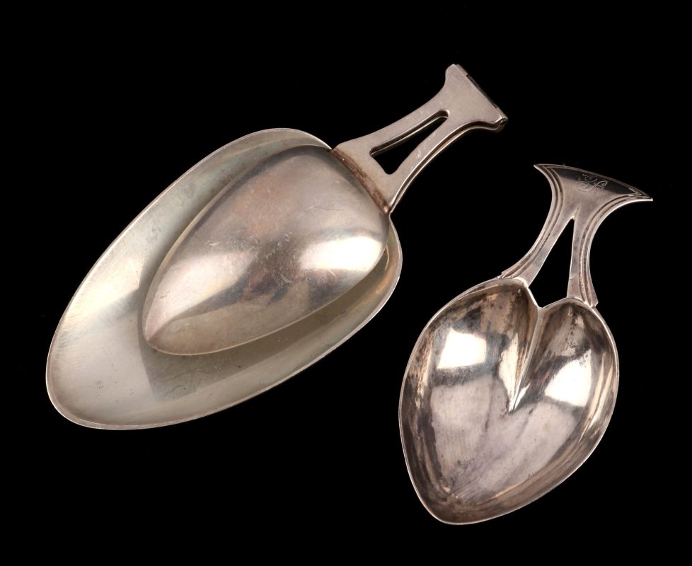 AN 1806 HEART FORM TEA CADDY SPOON, MEDICINE SPOON