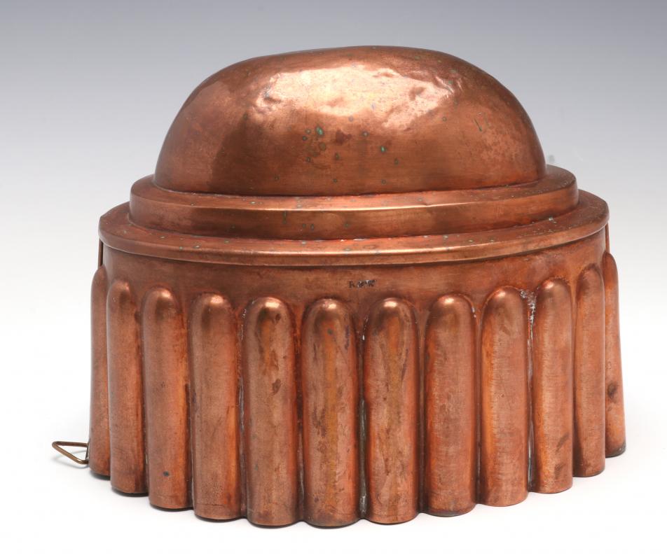 AN OVAL ANTIQUE COPPER FOOD MOLD