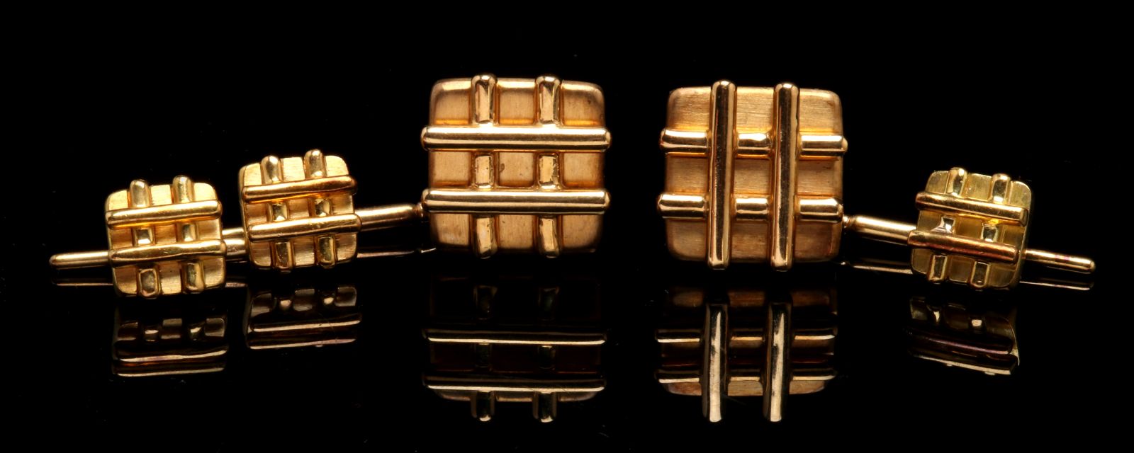 A SET OF 18K GOLD CUFFLINKS AND SHIRT STUDS