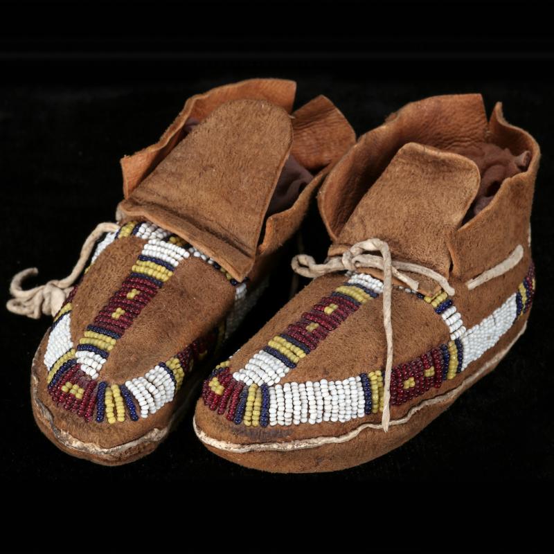 CIRCA MID 20THC. NORTHERN PLAINS CHILD'S MOCCASINS