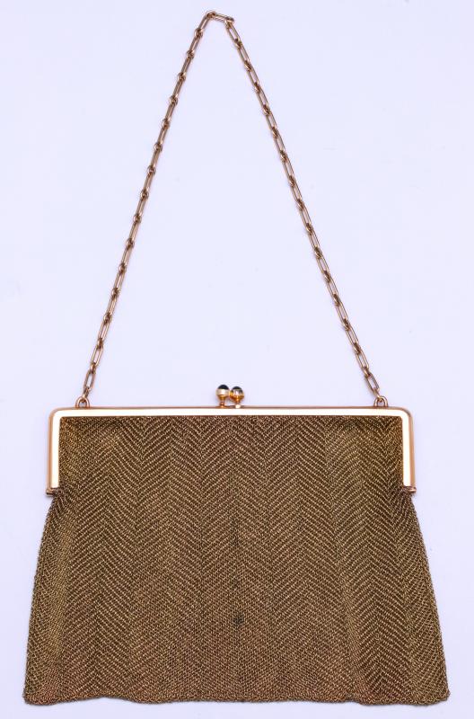 AN ANTIQUE 14K GOLD MESH PURSE