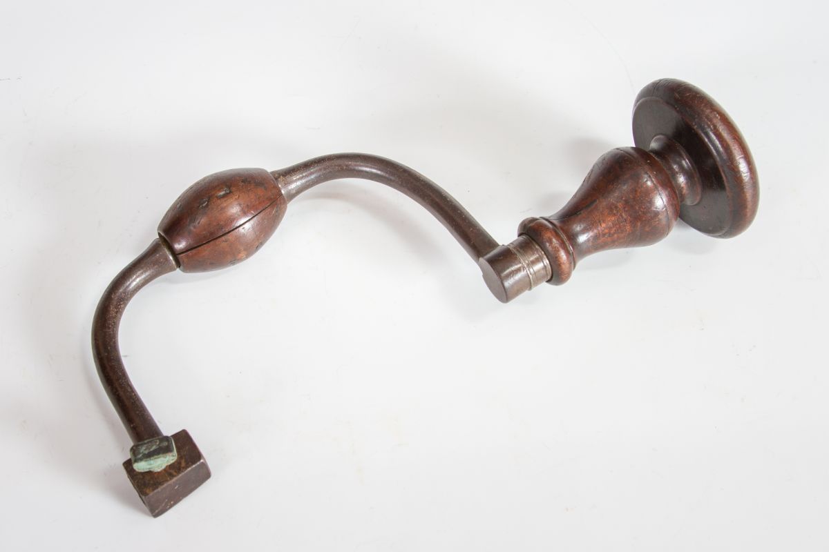 A CARPENTER'S ANTIQUE RATCHET BRACE