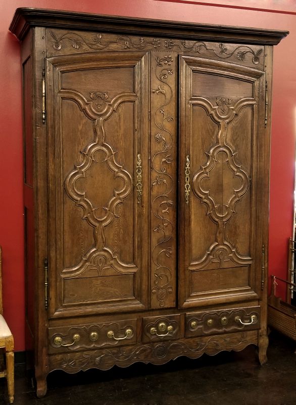 AN 18TH CENTURY FRENCH OAK ARMOIRE