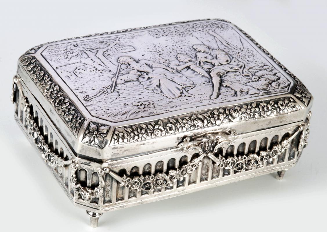 A LATE 19TH CENTURY HANAU SILVER FOOTED BOX