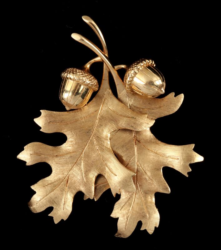 A 14K YELLOW GOLD OAK LEAF AND ACORN BROOCH 