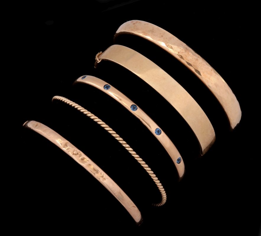 A COLLECTION OF 14K GOLD BANGLE BRACELETS