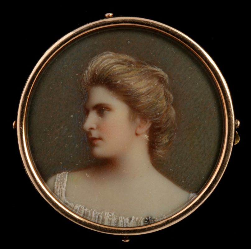 AN ANTIQUE PAINTED MINIATURE PORTRAIT BROOCH