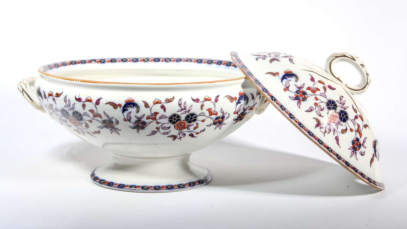 A LARGE WEDGWOOD 'INDIANA' PATTERN TUREEN 