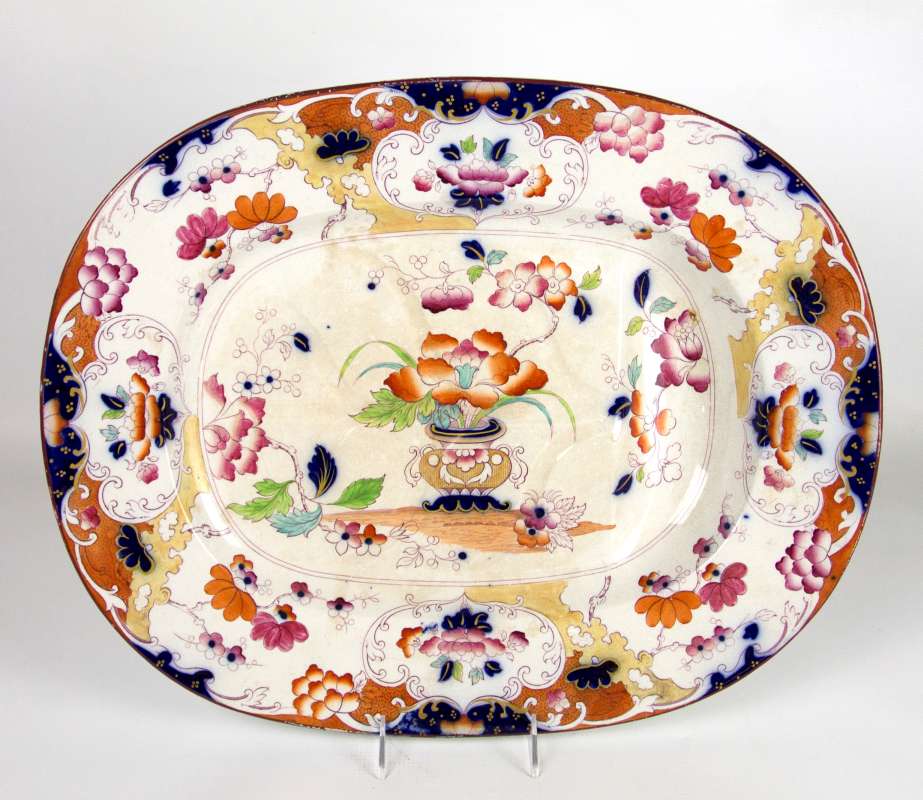 A CIRCA 1830 IMARI INFLUENCE WELL AND TREE PLATTER