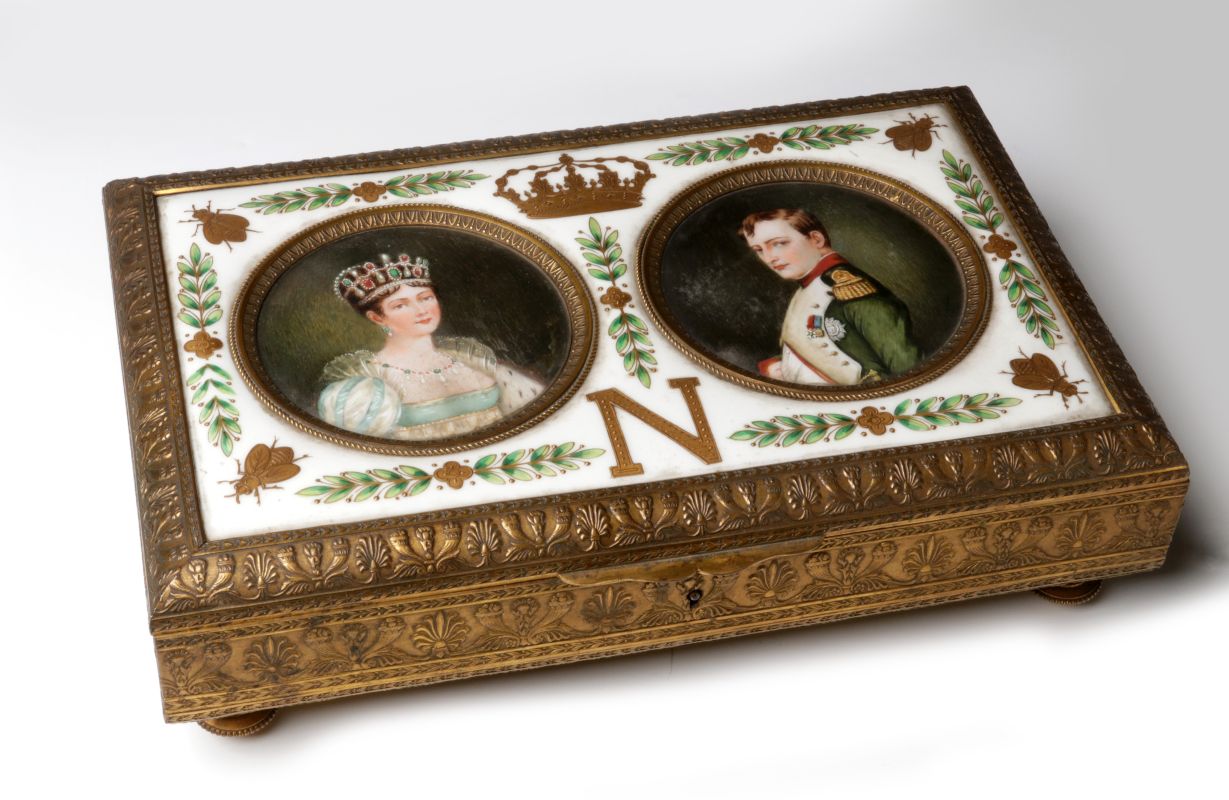 A CIRCA 1900 FRENCH NAPOLEONIC ORMOLU PORTRAIT BOX