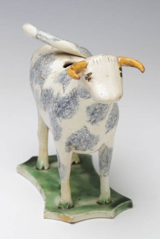 A CIRCA 1800 STAFFORDSHIRE SPONGED COW CREAMER 