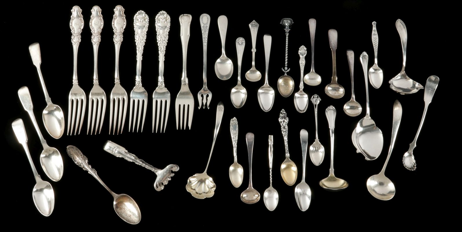 AN ESTATE LOT OF STERLING SILVER FLATWARE 