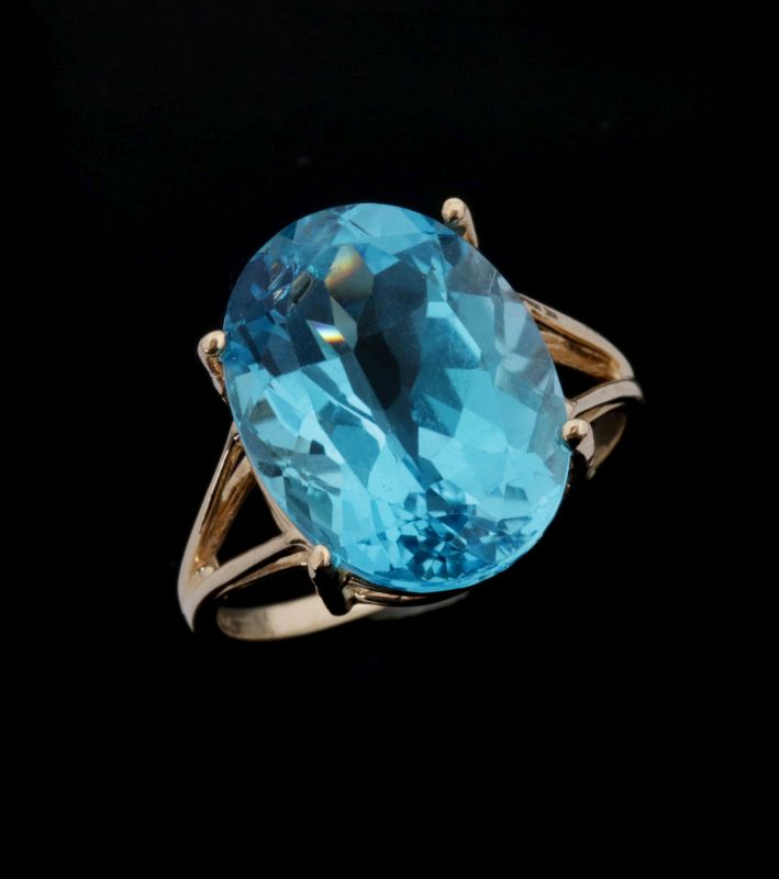 A LADIES' 14K GOLD AND AQUAMARINE FASHION RING