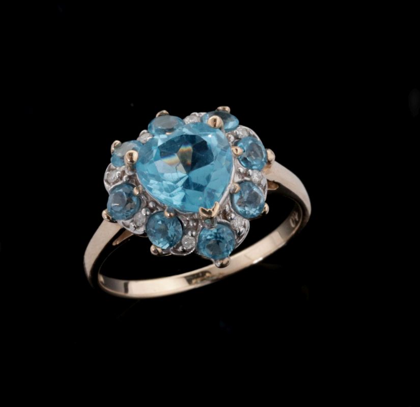 A 10K GOLD, AQUAMARINE AND DIAMOND FASHION RING