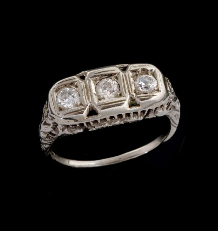 ANTIQUE  LADIES' 14K WHITE GOLD AND DIAMOND RING