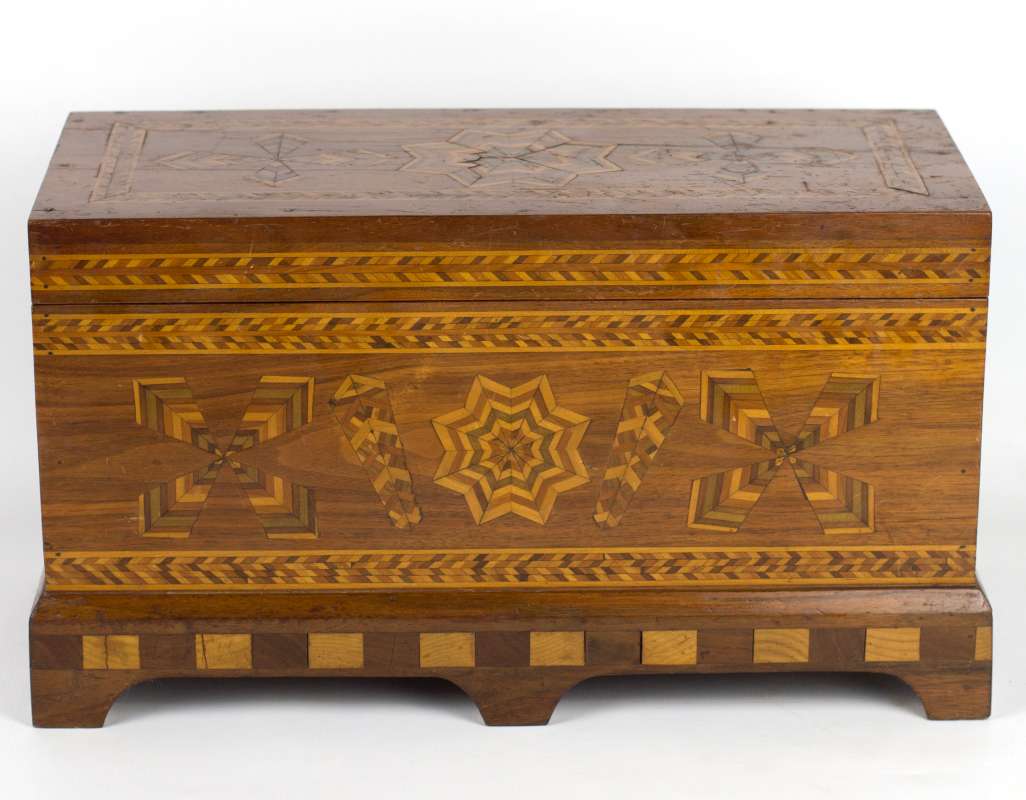 A CIRCA 1900 AMERICAN FOLK ART MARQUETRY BOX