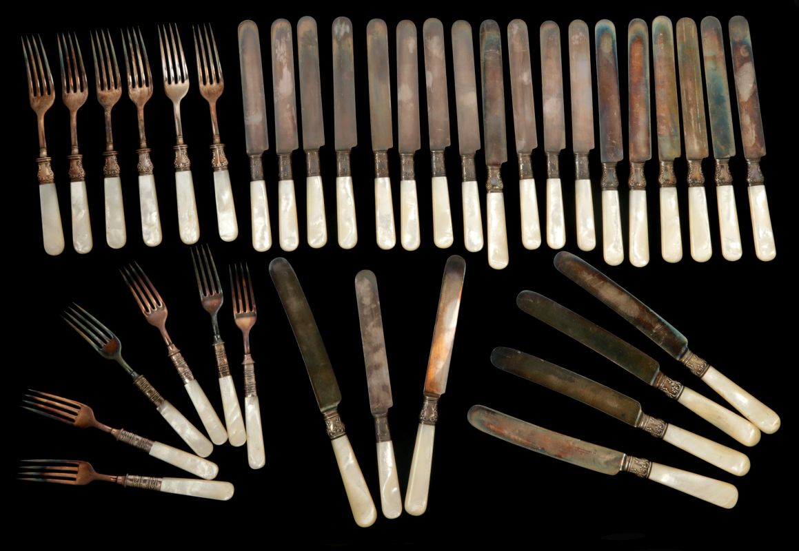 NEAR MATCHING PEARL HANDLED FLATWARE (37 pcs)