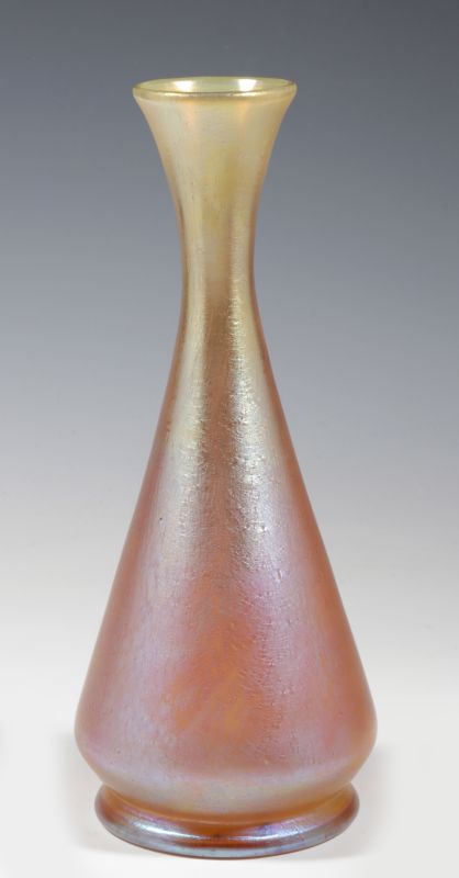 AN UNSIGNED GOLD IRIDESCENT ART GLASS  VASE