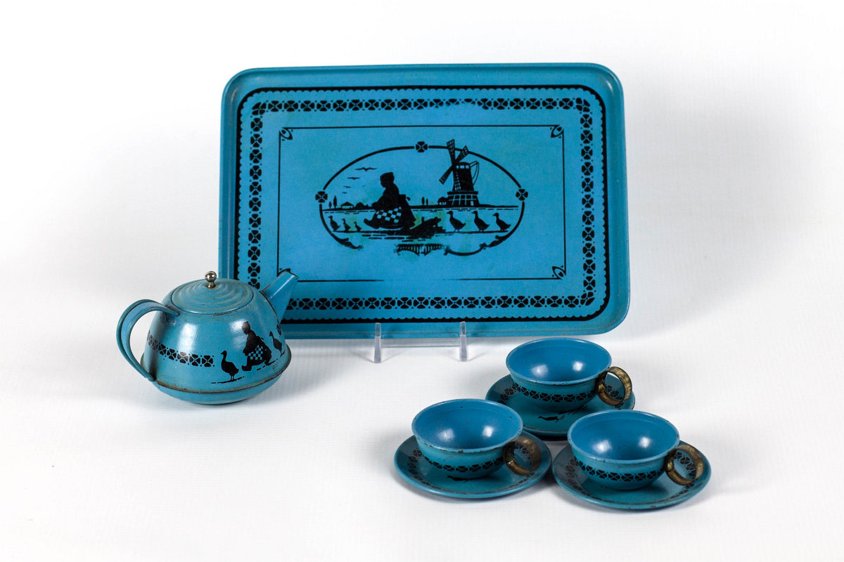 A BLUE TIN LITHO CHILD'S TEA SET