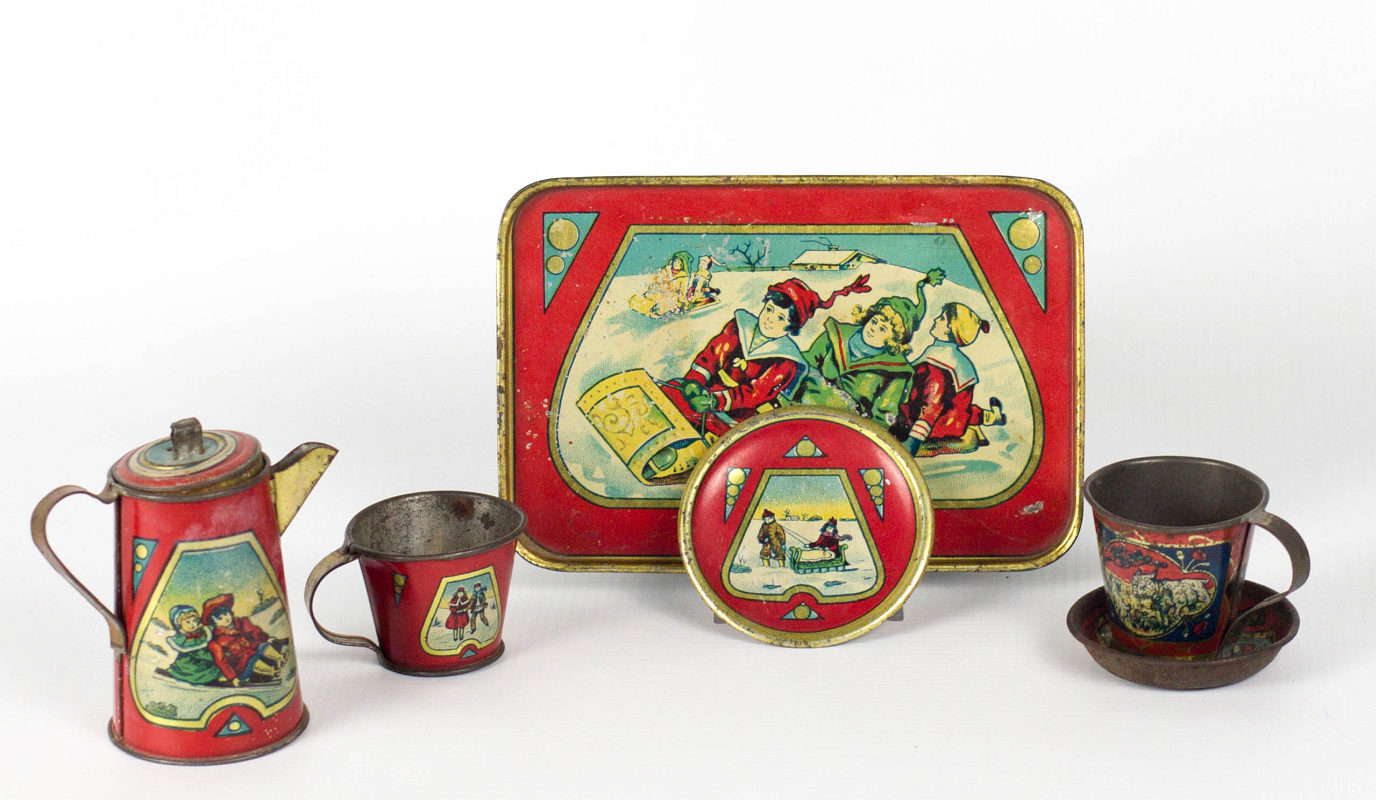 A CHILD'S TIN LITHO TEA SET WITH SLEDDERS