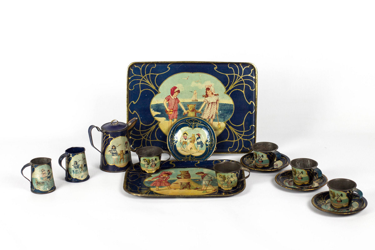 A GERMAN TIN LITHO TEA SET WITH TEDDY BEARS