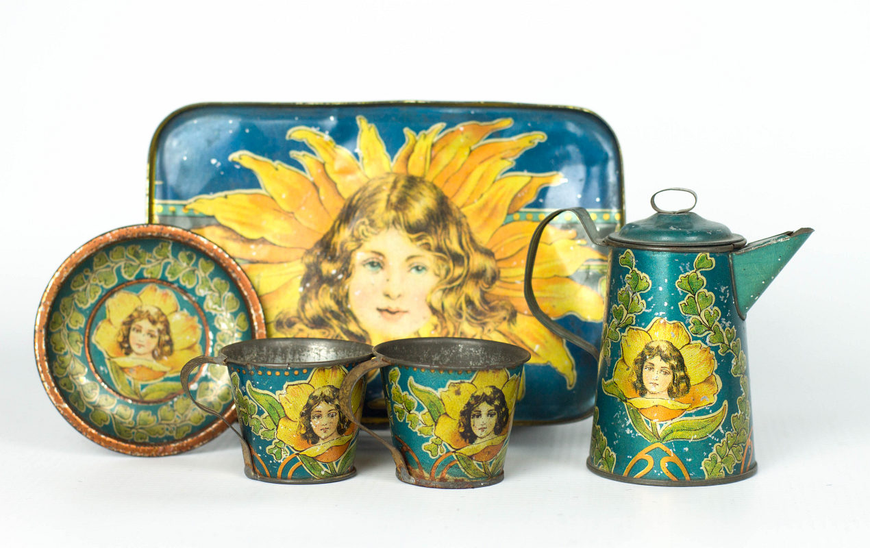 A CHILD'S TIN LITHO TEA SET