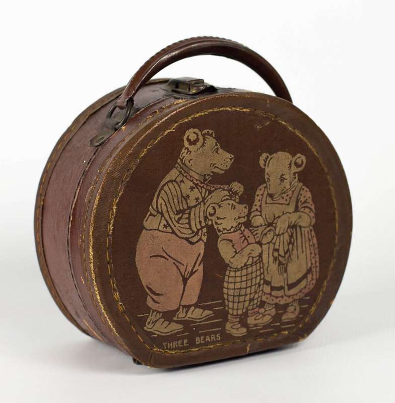 A VINTAGE CHILD'S VALISE TRAVEL CASE