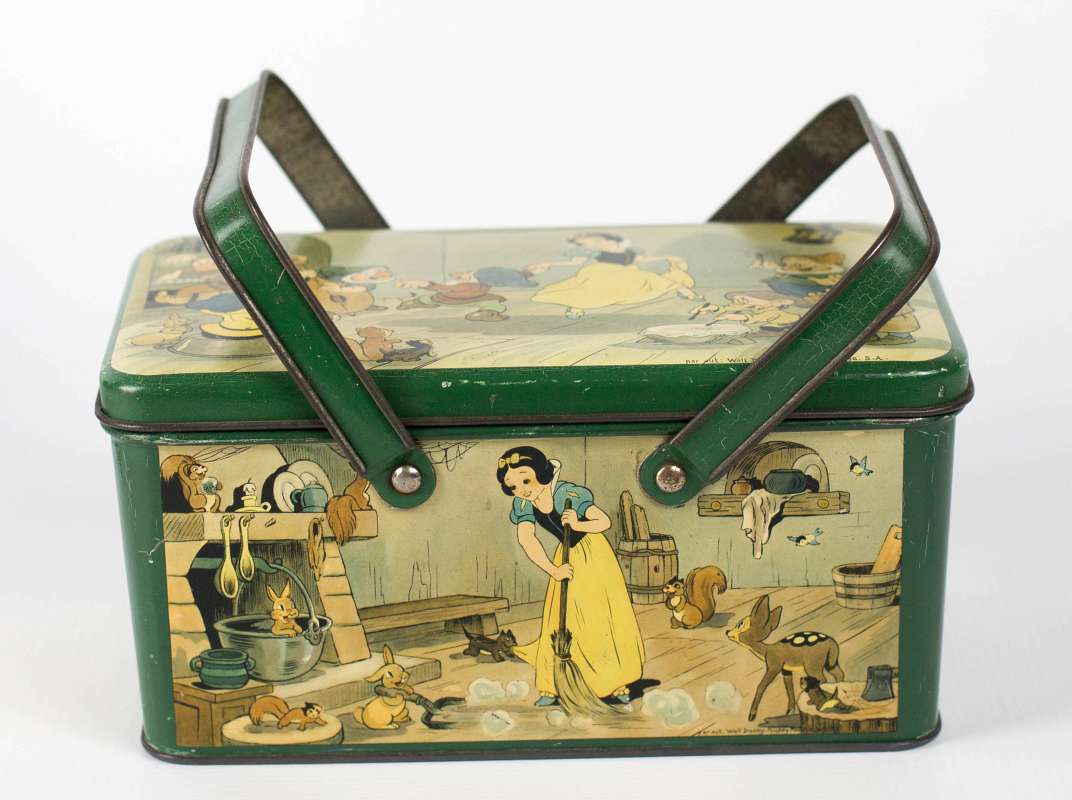 A VINTAGE DISNEY SNOW WHITE LUNCH PAIL 