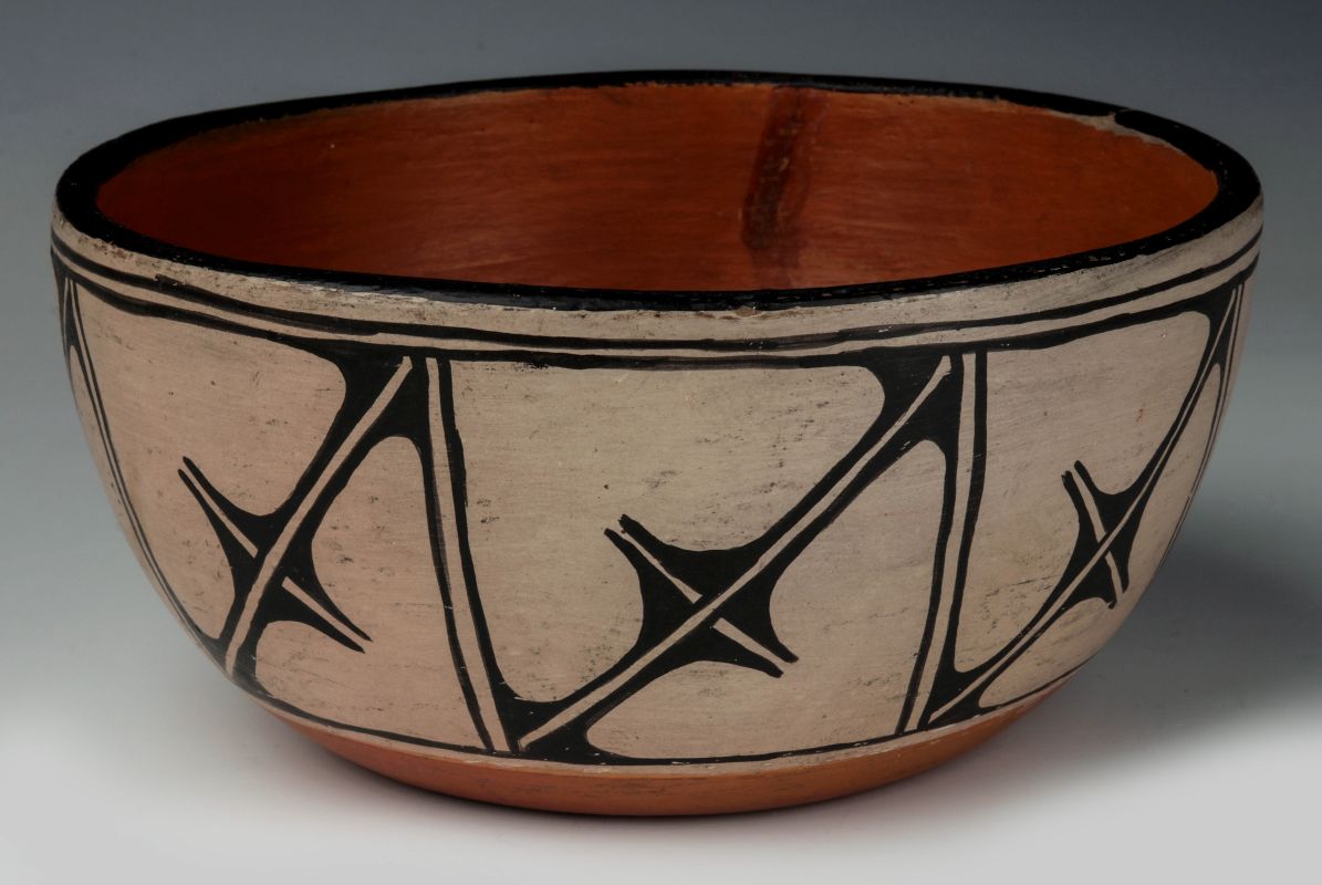 A SANTO DOMINGO POTTERY BOWL 