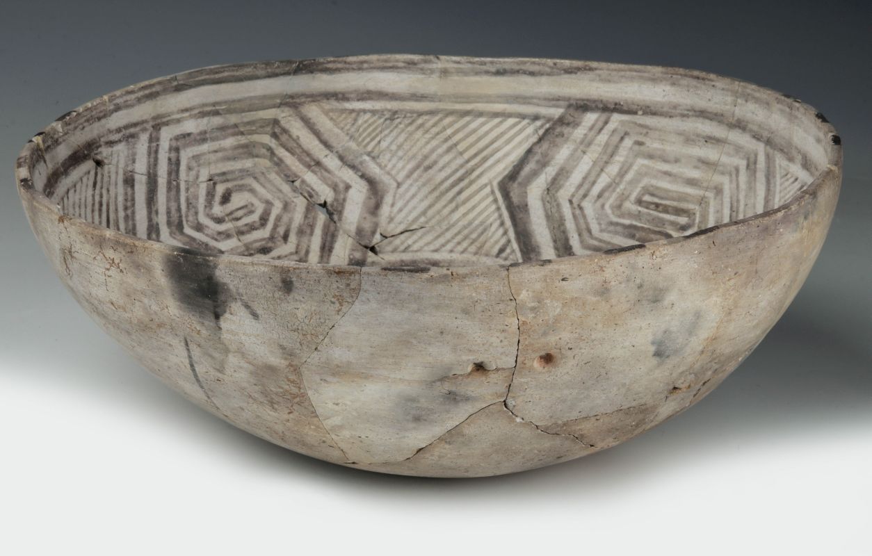 AN EARLY ANASAZI TYPE POTTERY BOWL