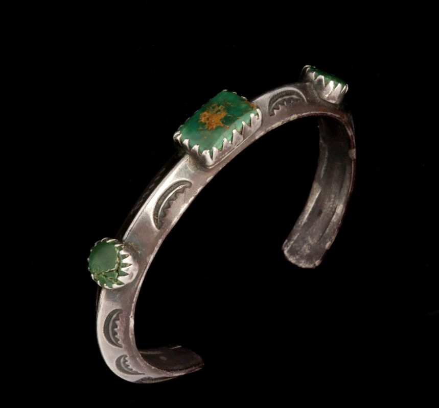 A NAVAJO STERLING BRACELET SIGNED 'J. SUINA'