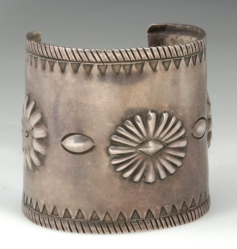 A WIDE NAVAJO STERLING SILVER CUFF BRACELET