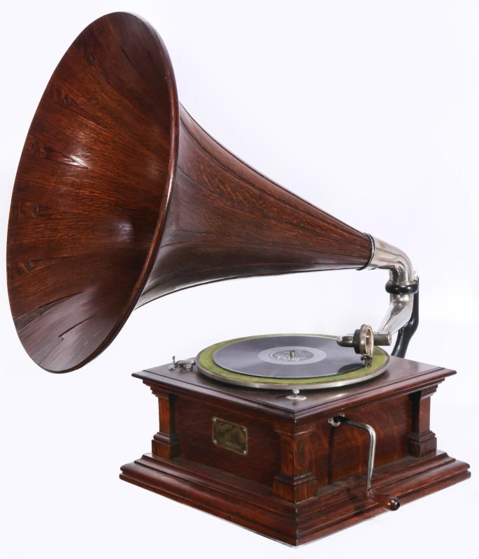 A FINE VICTOR 'D' PHONOGRAPH W/ OAK SPEARTIP HORN