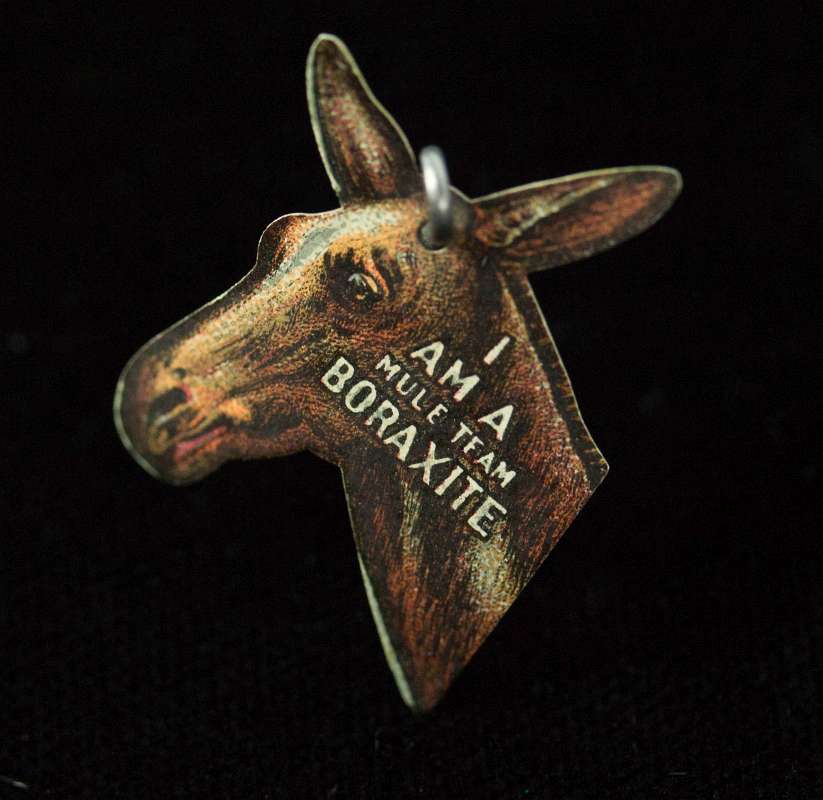 A 1905 BORAXITE 'I AM A MULE TEAM' ADVTG PENDANT 