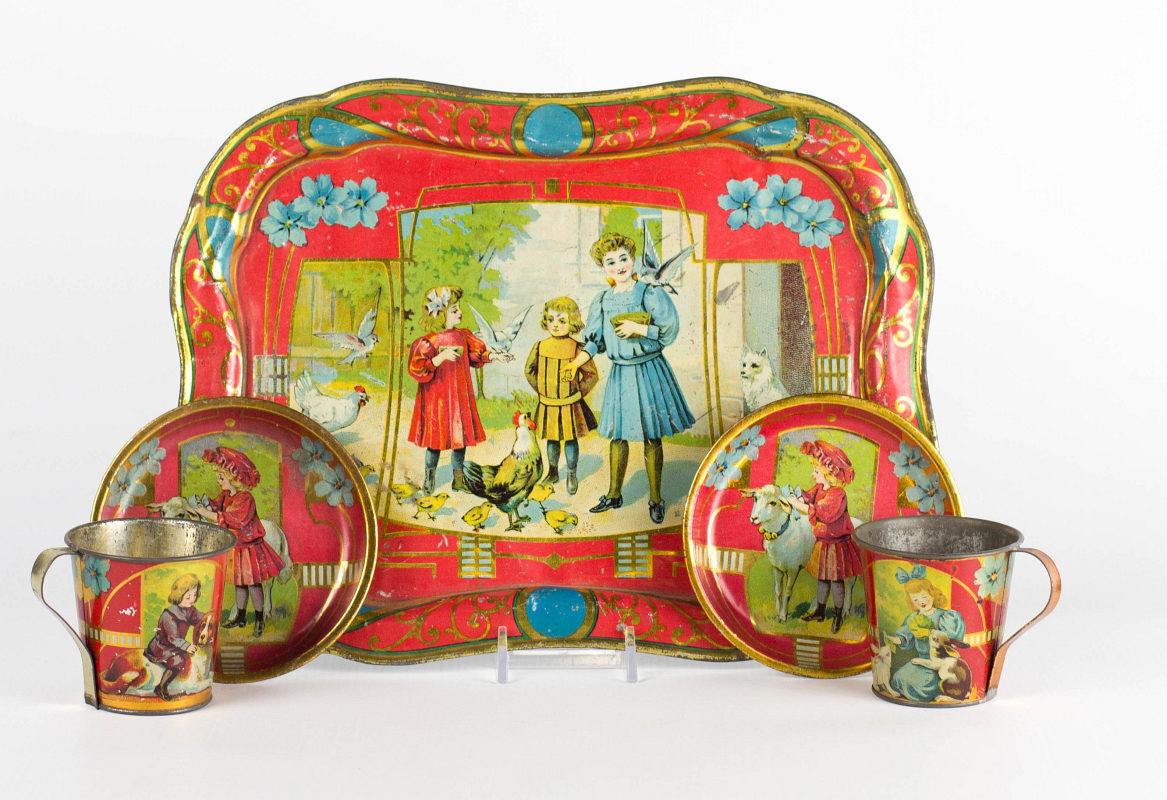 A TIN LITHO CHILD'S TEA SET WITH FARM ANIMALS