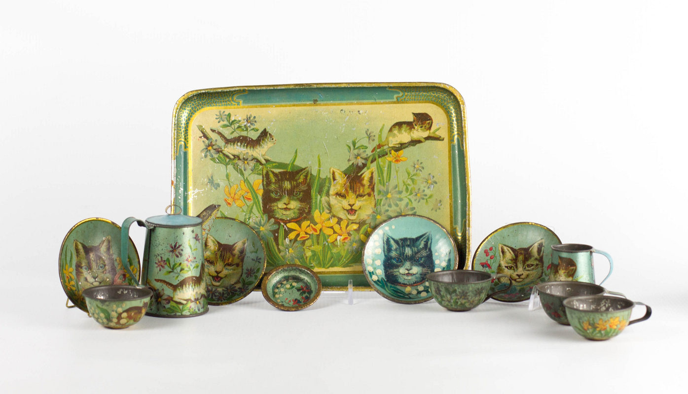 A TIN LITHO CHILD'S TEA SET WITH CATS