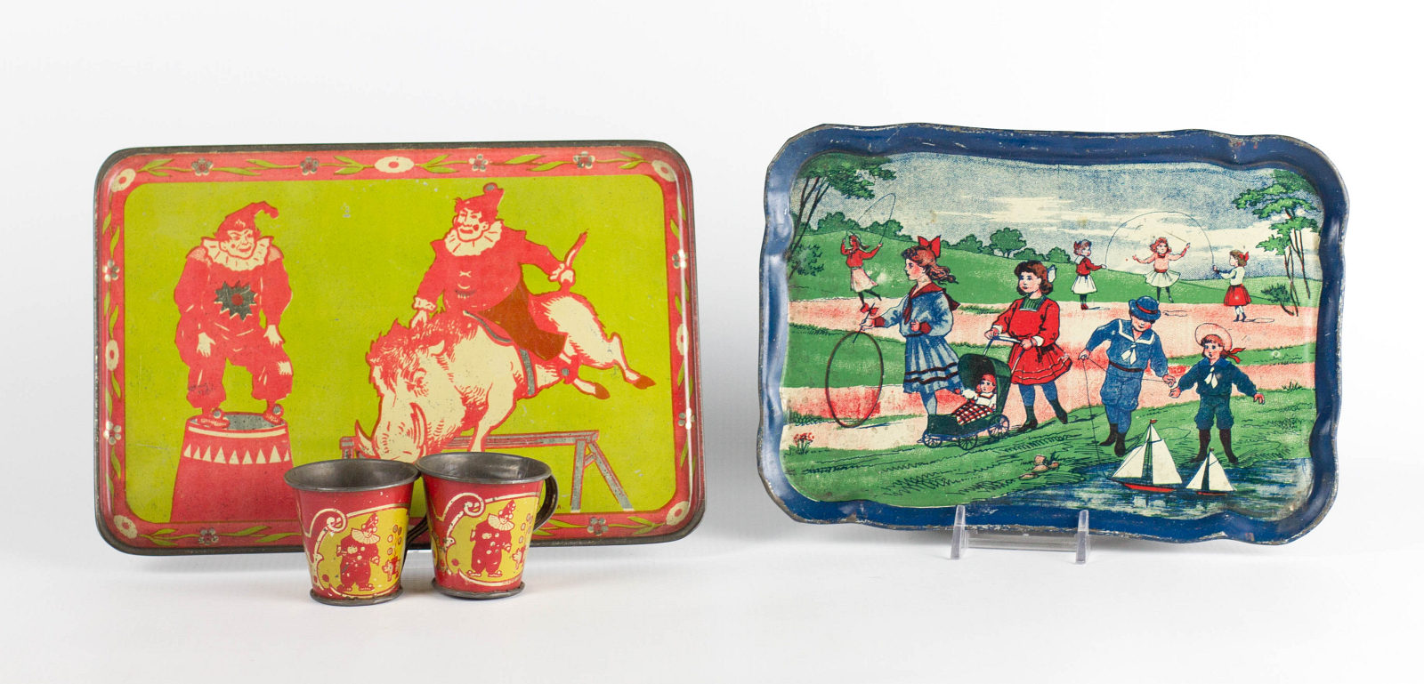 A TIN LITHO CHILD'S TEA SET PLUS ANOTHER TRAY