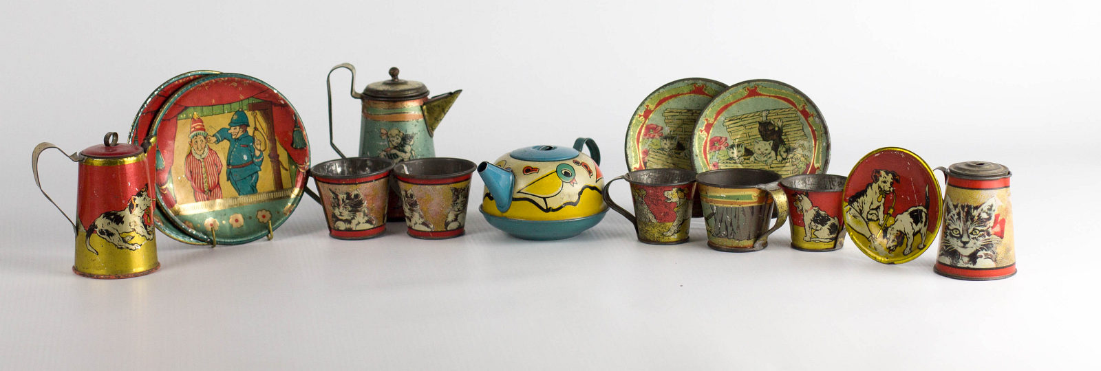 TIN LITHO CHILD'S TEA SET PIECES 