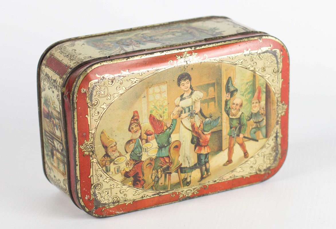 A SNOW WHITE TIN LITHO BISCUIT TIN